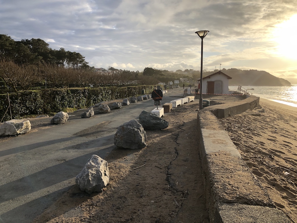 Vue du bord de mer près du camping